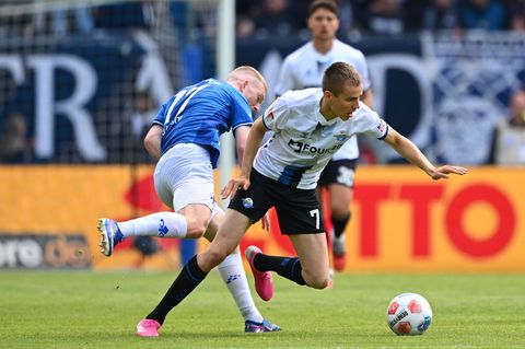 Filip Bilbija (r) verschoss einen Elfmeter für Paderborn. Foto: Florian Wiegand/dpa
