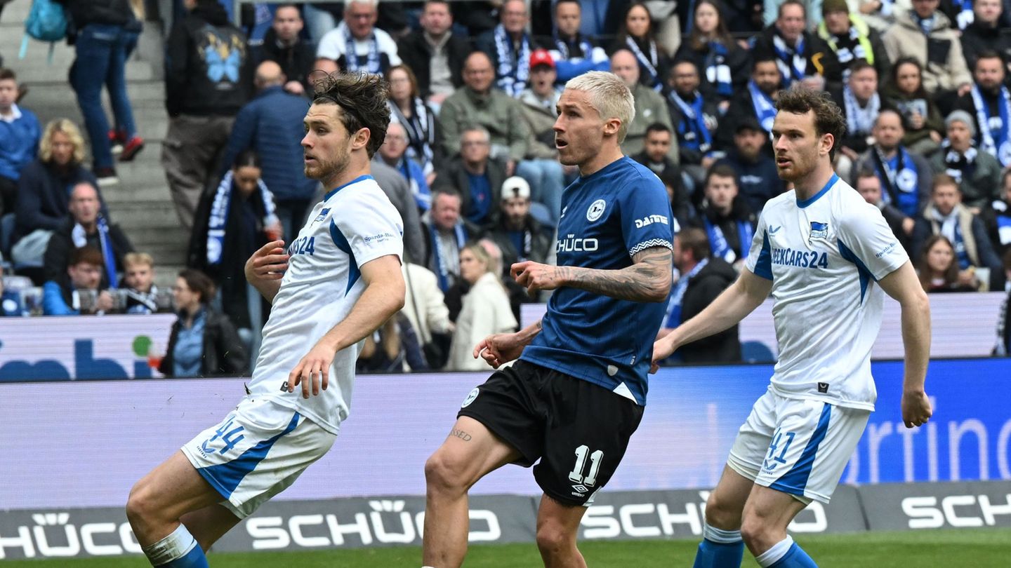 Bielefelds Joel Grodowski (M) drehte mit einem Doppelschlag das Spiel gegen Hertha. Foto: Carmen Jaspersen/dpa
