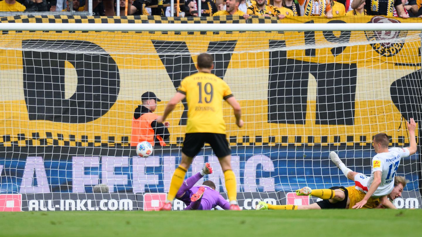 Vincent Vermeij (Dynamo Dresden, r) erzielt das Tor zum 2:0. Foto: Robert Michael/dpa