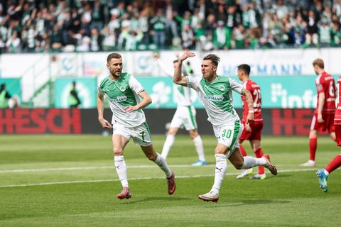 Felix Klaus jubelt über seinen Treffer zum 1:0. Foto: Daniel Löb/dpa