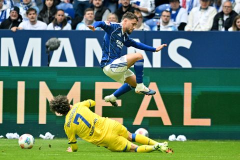 Braunschweiger und Schalker lieferten sich packende Duelle. Foto: Bernd Thissen/dpa