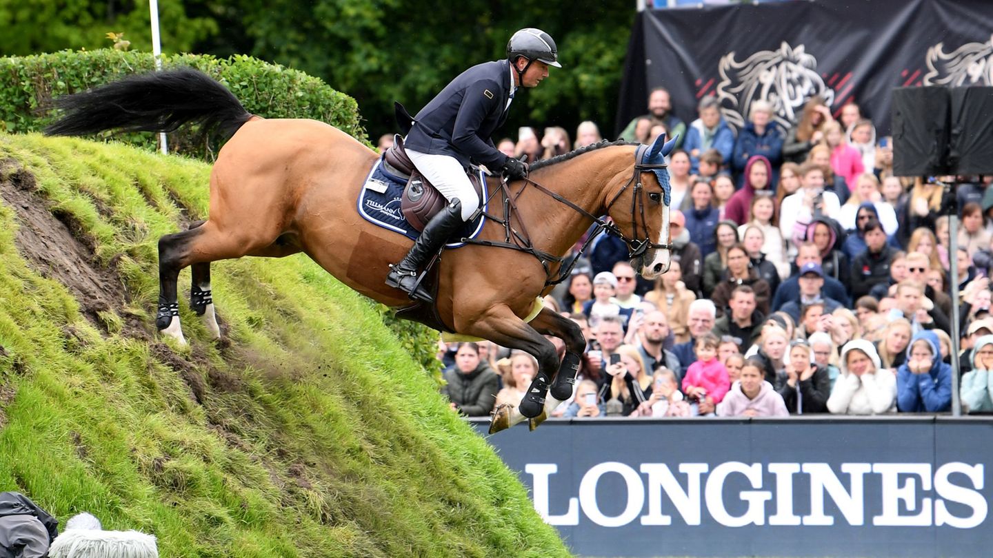 Endlich hat es geklappt: Frederic Tillmann gewinnt das deutsche Derby. Foto: Daniel Bockwoldt/dpa