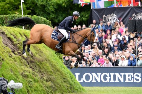 Endlich hat es geklappt: Frederic Tillmann gewinnt das deutsche Derby. Foto: Daniel Bockwoldt/dpa