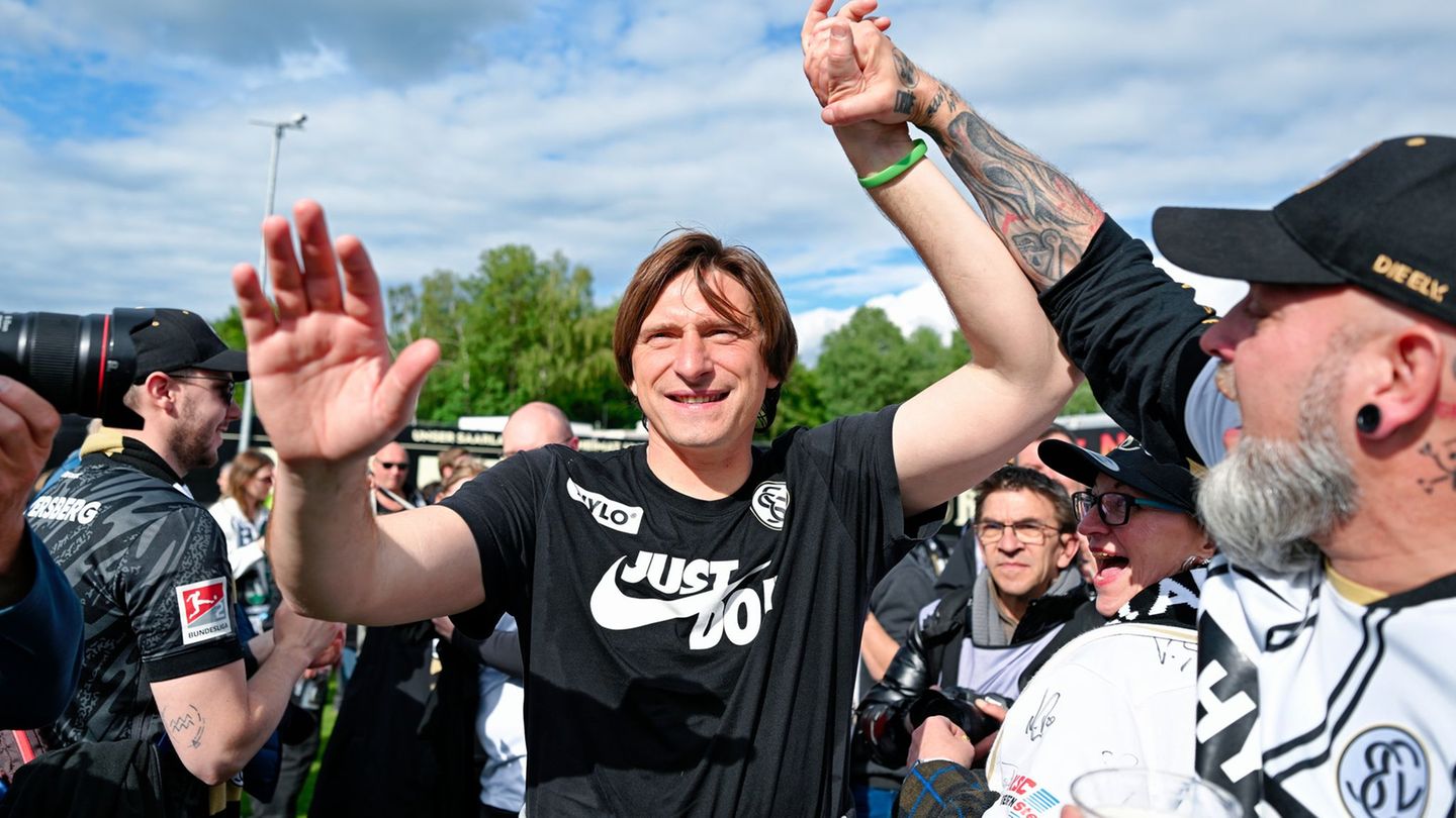 Elversberg-Coach Vincent Wagner jubelt mit den Fans über den Aufstieg. Foto: Uwe Anspach/dpa