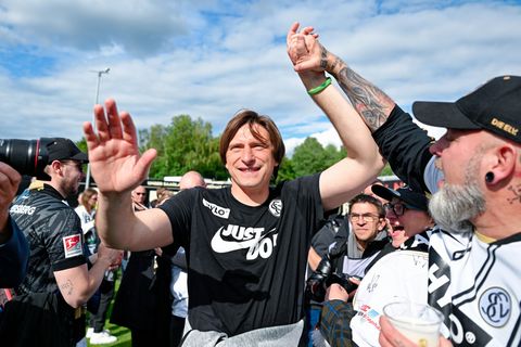 Elversberg-Coach Vincent Wagner jubelt mit den Fans über den Aufstieg. Foto: Uwe Anspach/dpa