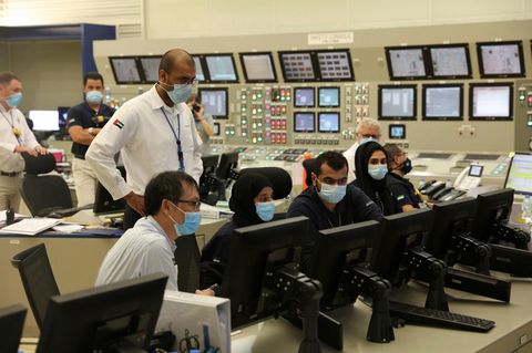 Mitarbeiter des Atomkraftwerks Baraka im Kontrollraum (Archivbild)