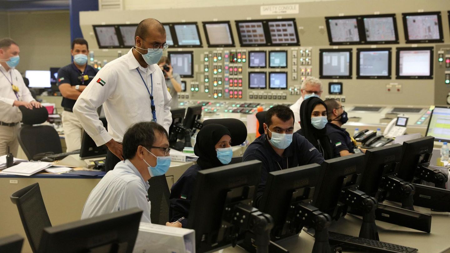 Mitarbeiter des Atomkraftwerks Baraka im Kontrollraum (Archivbild)