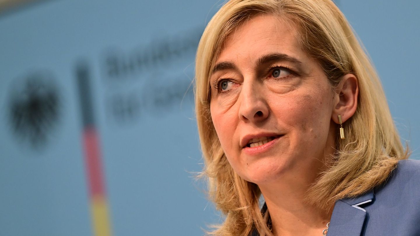 Nach Warkens Angaben kann Deutschland bei Bedarf unter anderem über das Robert Koch-Institut oder das Bernhard-Nocht-Institut Hi