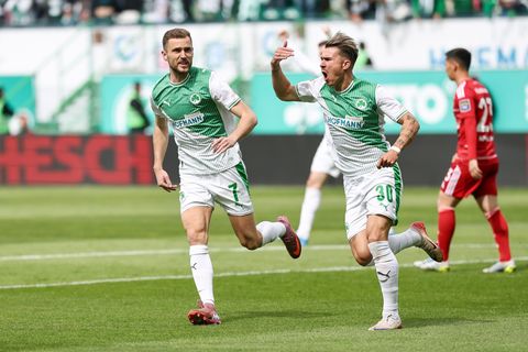 Fürths Felix Klaus (r) bejubelt sein Tor zum 1:0. Foto: Daniel Löb/dpa