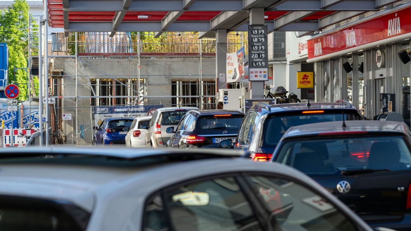 Polizei-Einsatz: Kurz vor 12 Uhr an der Tankstelle: Streit artet aus