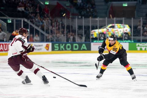 Frederik Tiffels und die deutsche Eishockey-Nationalmannschaft enttäuschten gegen Lettland. Foto: Claudio Thoma/KEYSTONE/dpa