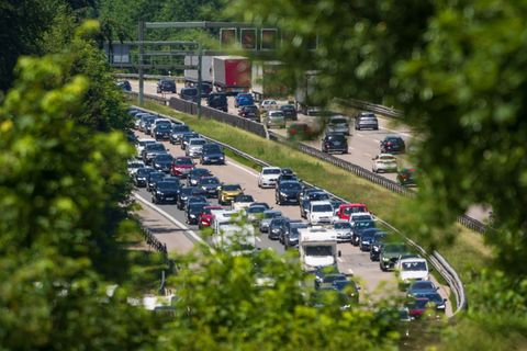 Die Fahrt auf der A8 zwischen München und Salzburg kann unter Umständen länger dauern als erhofft. (Archivbild) Foto: Peter Knef