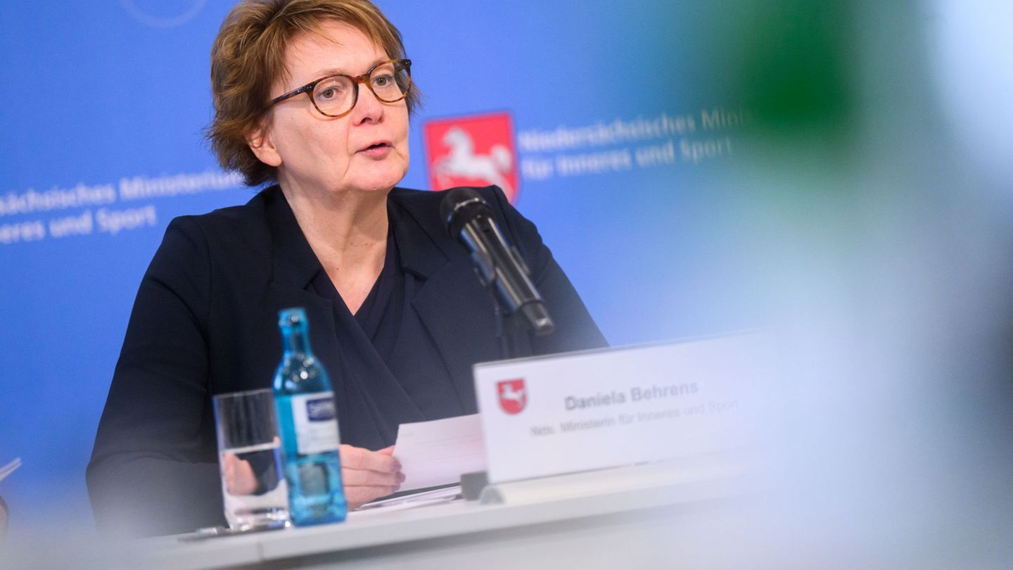 Extremismus: Ministerin legt Zahlen zu politisch motivierten Delikten vor