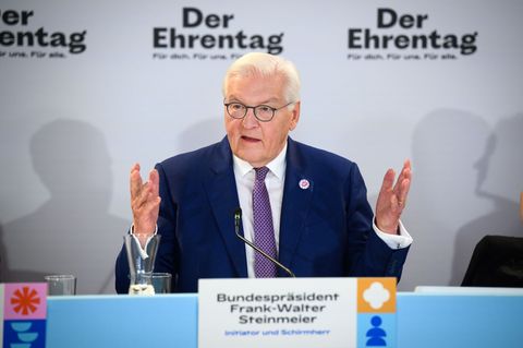 Bundespräsident Steinmeier kommt im Rahmen seiner Grundgesetz-Mitmachaktion "Ehrentag" nach Dorsten Foto: Bernd von Jutrczenka/d