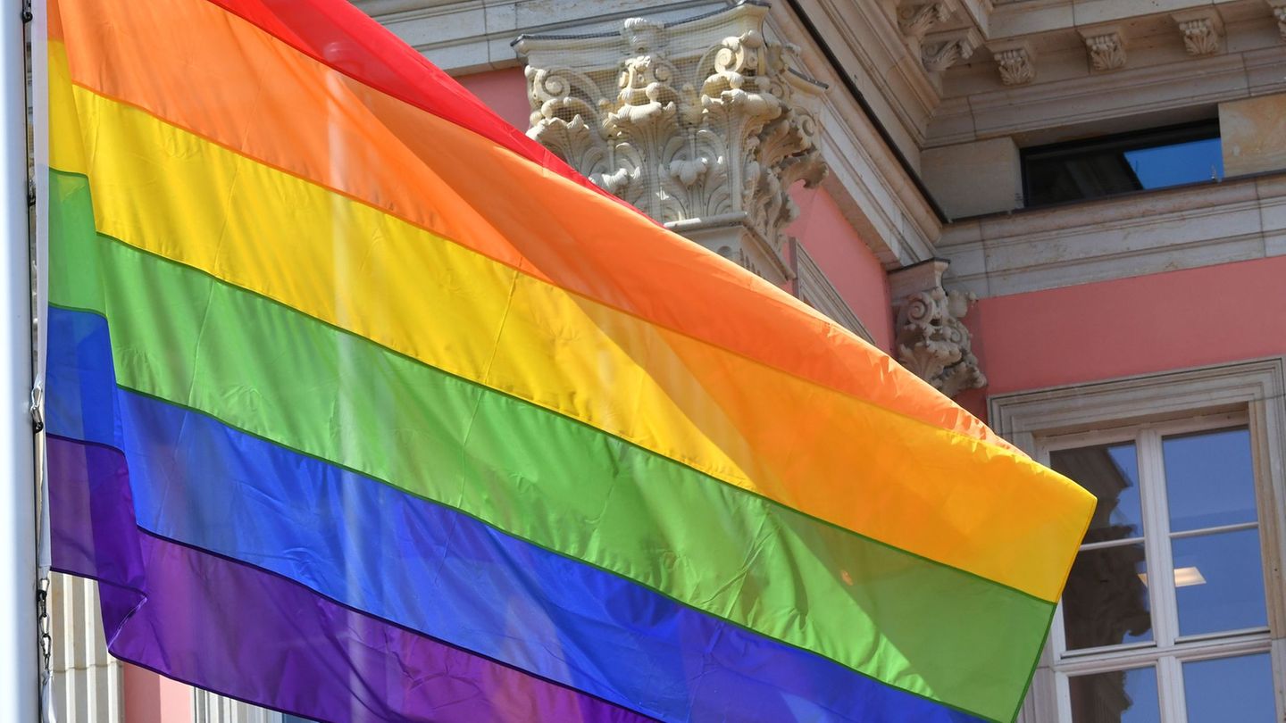 Tag gegen Homophobie: Landtag hisst Regenbogenflagge als Zeichen der Toleranz
