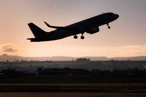 Für Flüge aus Deutschland soll von Juli an eine niedrigere Ticketsteuer gelten. (Archivbild) Foto: Christoph Schmidt/dpa/dpa-tmn
