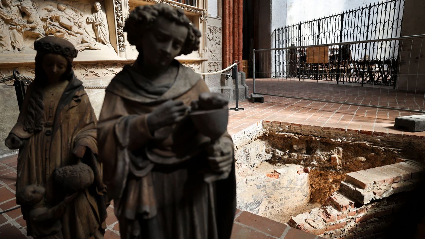 Archäologen bietet sich derzeit in Lübecks Hauptkirche St. Marien eine einmalige Chance. Foto: Christian Charisius/dpa