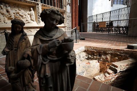 Archäologen bietet sich derzeit in Lübecks Hauptkirche St. Marien eine einmalige Chance. Foto: Christian Charisius/dpa