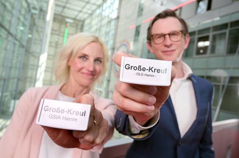 Svenja und Daniel haben einen gemeinsamen Nachnamen: Große-Kreul. Beide sind Pressedezernentin und arbeiten im selben Gebäude in