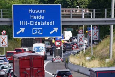 Die A23 zwischen Hamburg und Pinneberg wird über Pfingsten in Richtung Heide voll gesperrt. (Archivbild) Foto: Marcus Brandt/dpa