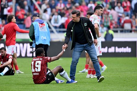 Große Enttäuschung: Hannovers Trainer Christian Titz hilft seinem Spieler William Kokolo nach dem verpassten Aufstieg wieder auf