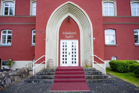 Nach der Wende wurde aus dem Schloss ein Hotel - mit wirtschaftlichen Schwierigkeiten. Foto: Stefan Sauer/dpa