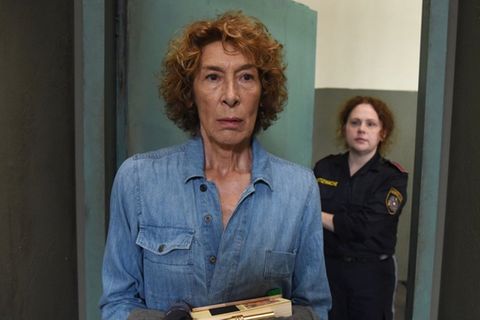 "Mama ist die Best(i)e": Gloria Almeda (Adele Neuhauser, l.) wurde zu 10 Jahren Haft für den Auftragsmord an ihrem Gatten veru