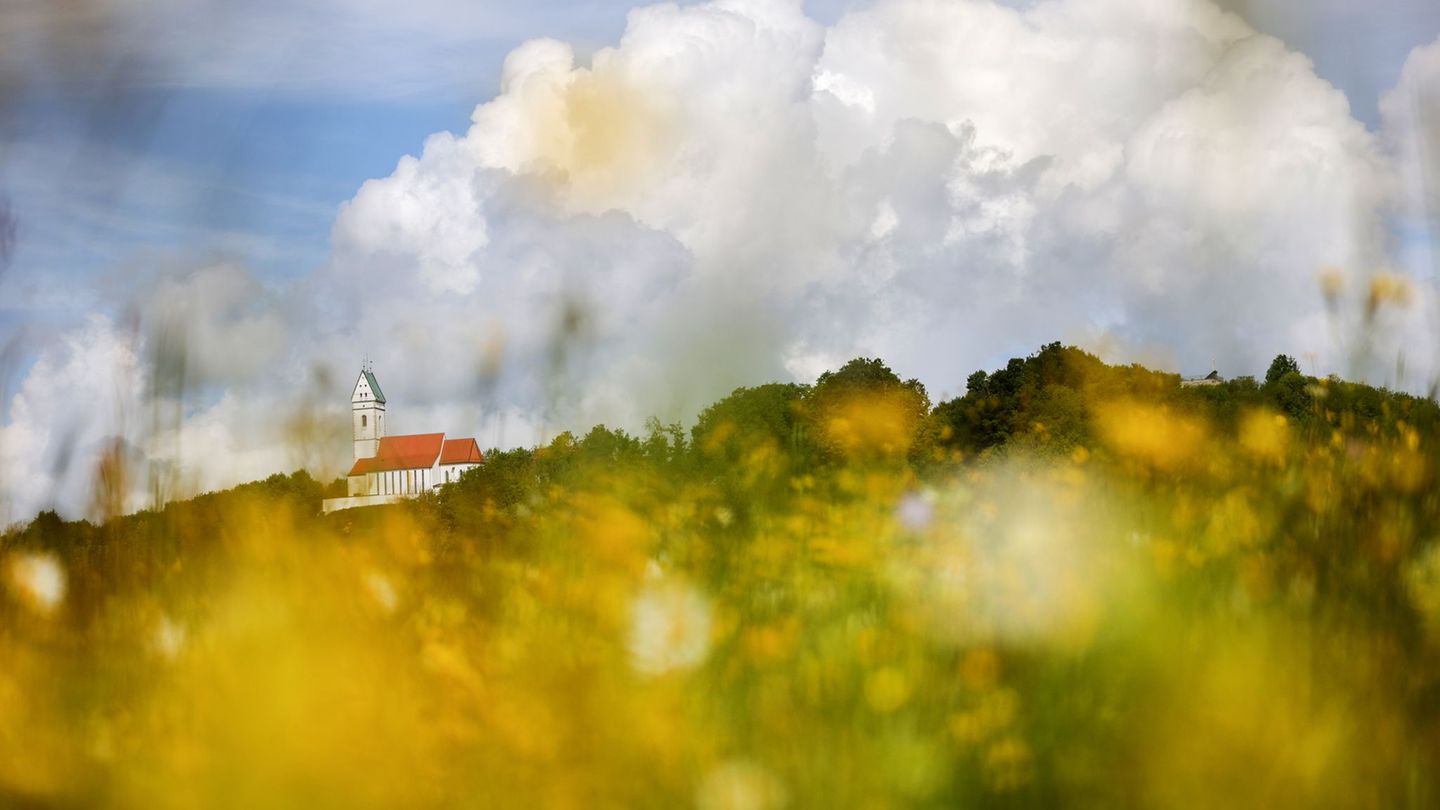 Wenig blau und viel Wolken im Südwesten. Foto: Thomas Warnack/dpa