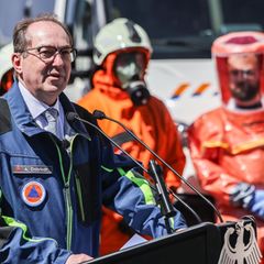 Bundesinnenminister Alexander Dobrindt Ende April beim Bundesamt für Bevölkerungsschutz und Katastrophenhilfe