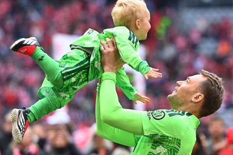 Manuel Neuer und sein Sohn: Die Familie des Torwarts wächst weiter.
