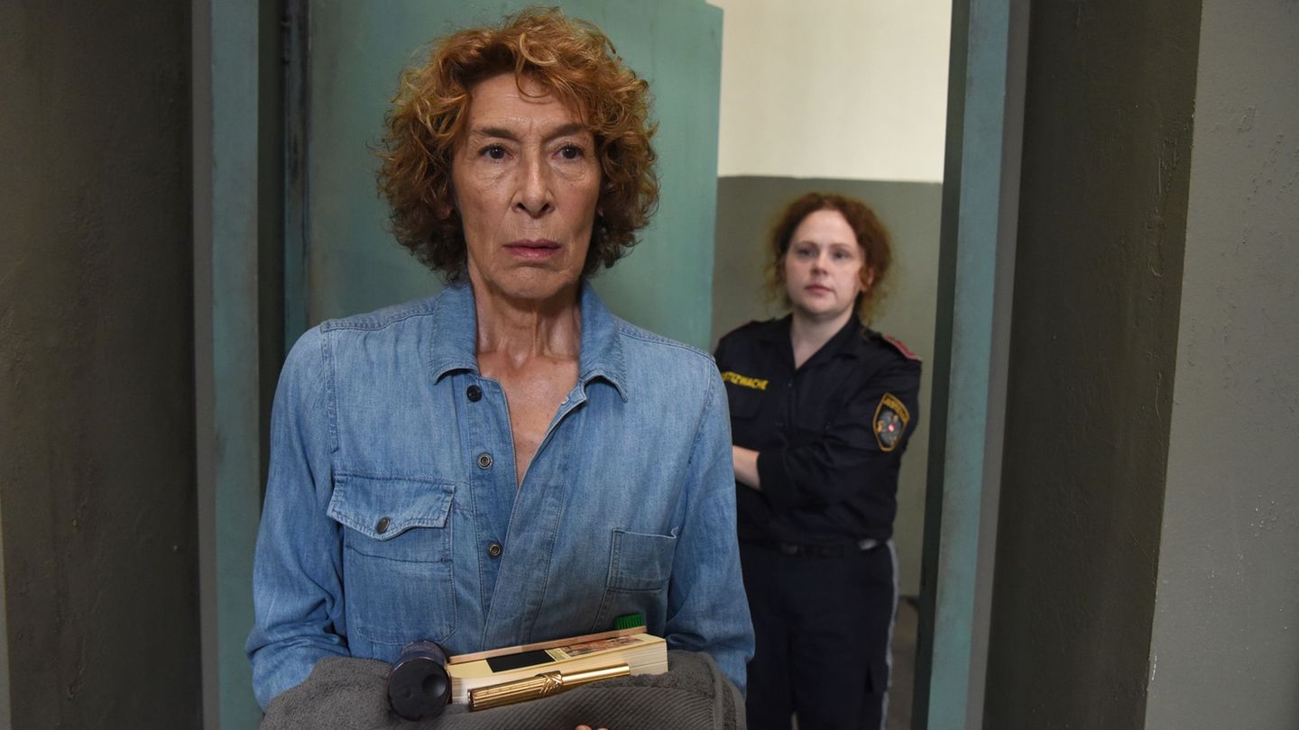 Gloria Almeda (Adele Neuhauser) wurde zu 15 Jahren Haft für den Auftragsmord an ihrem Gatten verurteilt. Im Gefängnis schmiedet