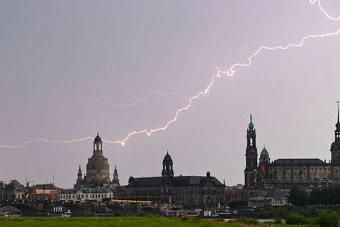 Ein Blitz zuckt über die Altstadt in Dresden. Im Laufe der Woche soll es immer wieder regnen und gewittern. (Symbolbild) Foto: R