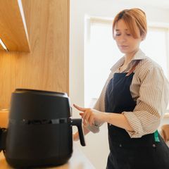 Junge Frau Einstellprogramm Auf Moderner Heißluftfritteuse