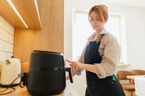 Junge Frau Einstellprogramm Auf Moderner Heißluftfritteuse