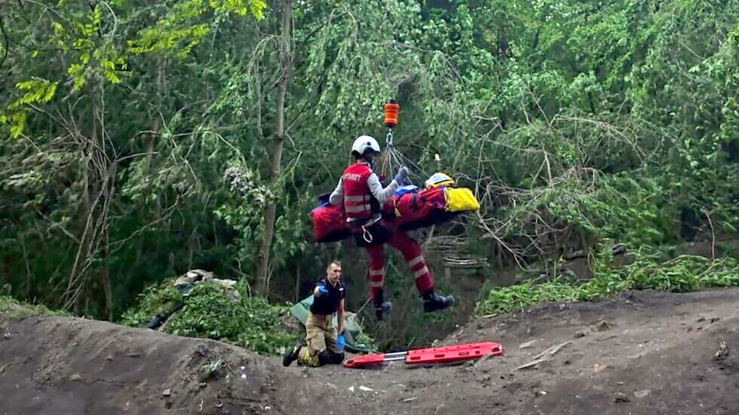 Die Notärzte seilten sich zum Patienten ab, stabilisierten ihn und verpackten ihn in einen speziellen Bergesack. Foto: Feuerwehr