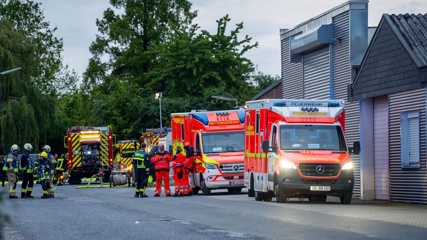 Von Sonntagabend bis in den Morgen waren zahlreiche Einsatzkräfte vor Ort. Foto: Max Lametz/dpa