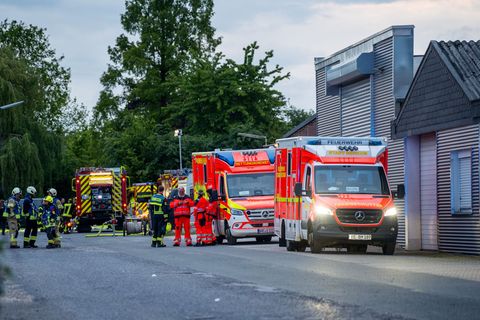 Von Sonntagabend bis in den Morgen waren zahlreiche Einsatzkräfte vor Ort. Foto: Max Lametz/dpa