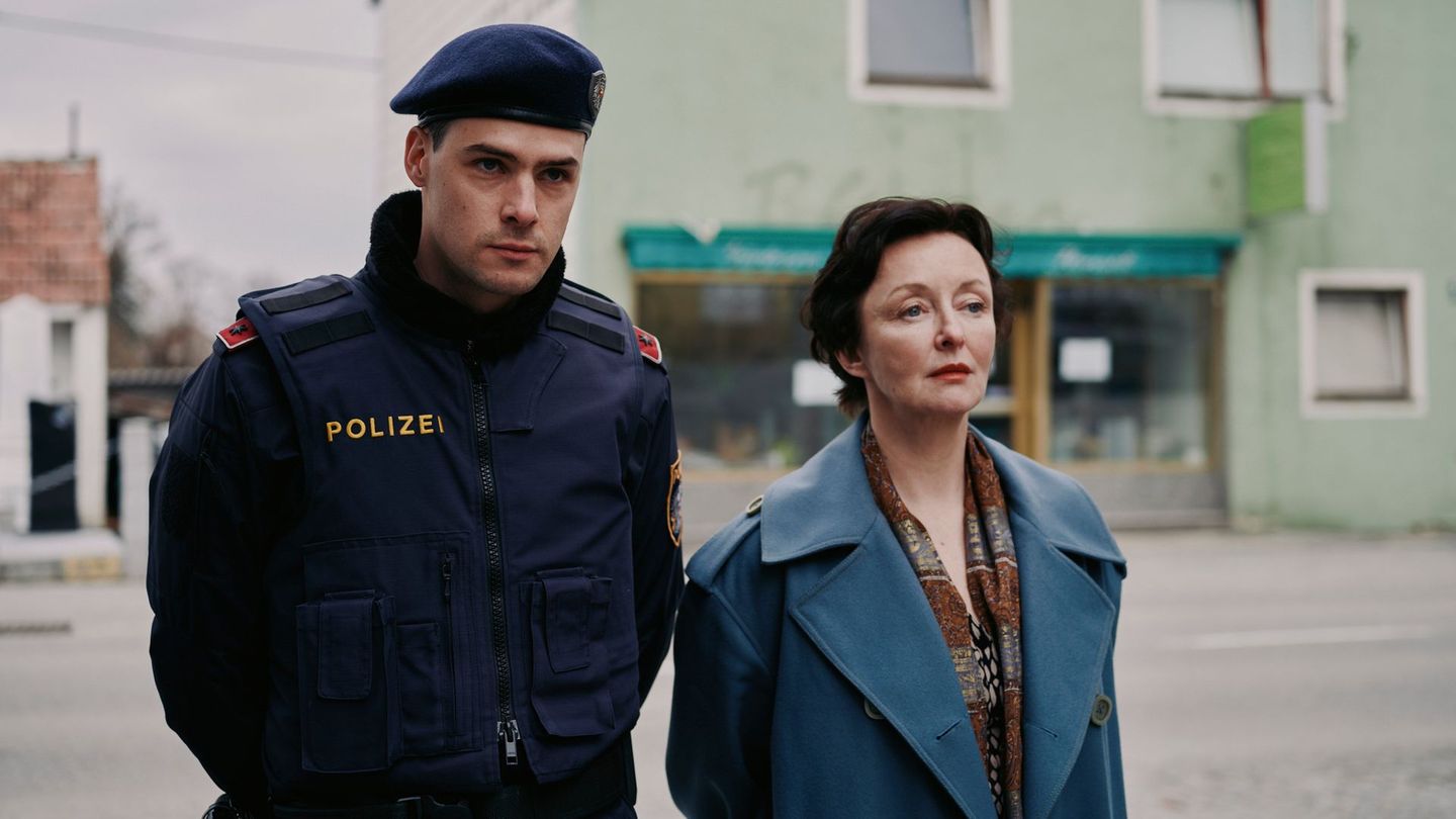 Chefinspektorin Marion Geyer (Regina Fritsch) ermittelt im neuen "Landkrimi" gemeinsam mit Patrick Brandl (Thomas Prenn).