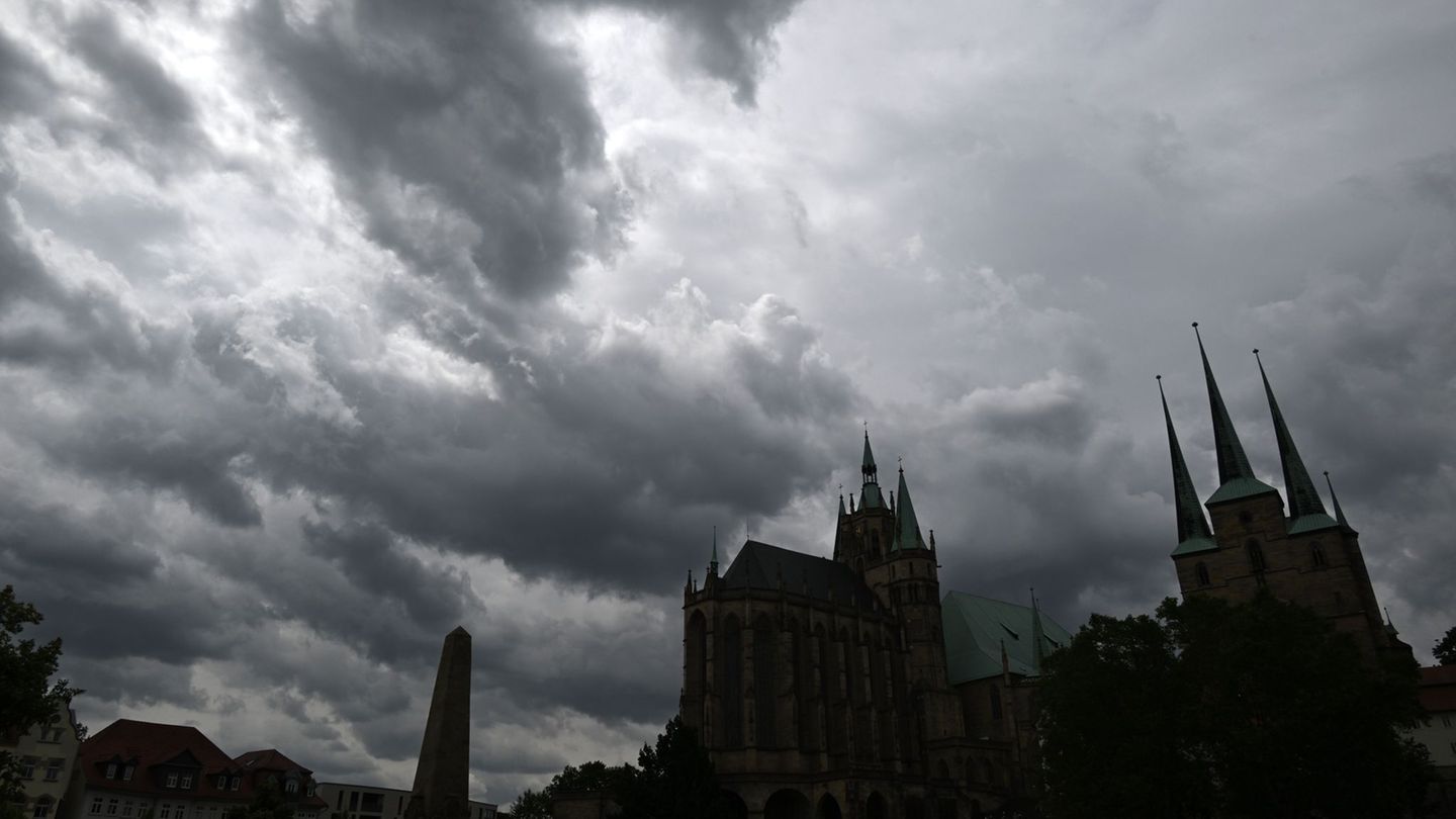 Dicke Wolken hängen am Himmel. Im Laufe der Woche soll es immer wieder regnen und gewittern. (Symbolbild) Foto: Martin Schutt/dp