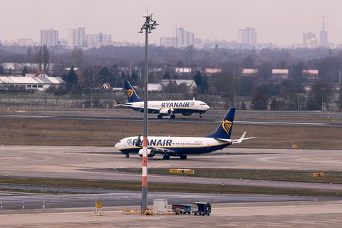 Billigflieger Ryanair: Hohe Kosten erwartet nach Milliardengewinn. (Archivbild) Foto: Jörg Carstensen/dpa
