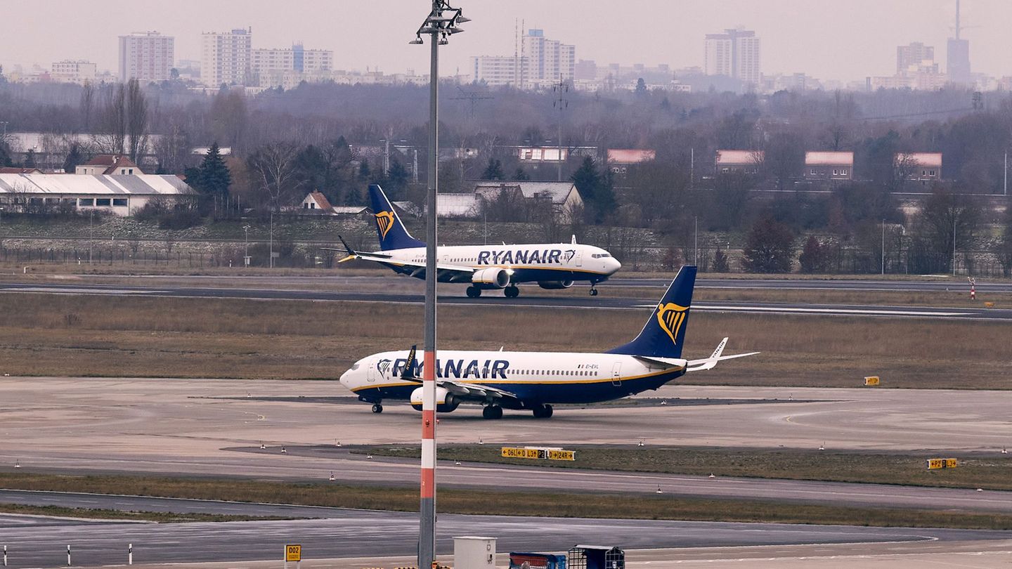 Billigflieger Ryanair: Hohe Kosten erwartet nach Milliardengewinn. (Archivbild) Foto: Jörg Carstensen/dpa