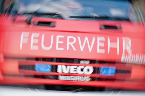 Einsatzkräfte der Feuerwehr haben die Flammen am Sonntagmorgen in Schach gehalten und gelöscht. (Symbolbild) Foto: Uwe Anspach/d