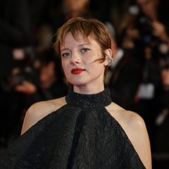 Jella Haas ein einem schwarzen Kleid auf dem roten Teppich