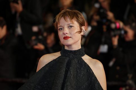 Jella Haas ein einem schwarzen Kleid auf dem roten Teppich