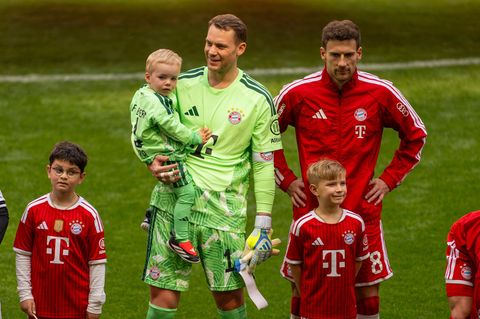 Manuel Neuer trägt seinen Sohn auf dem Arm