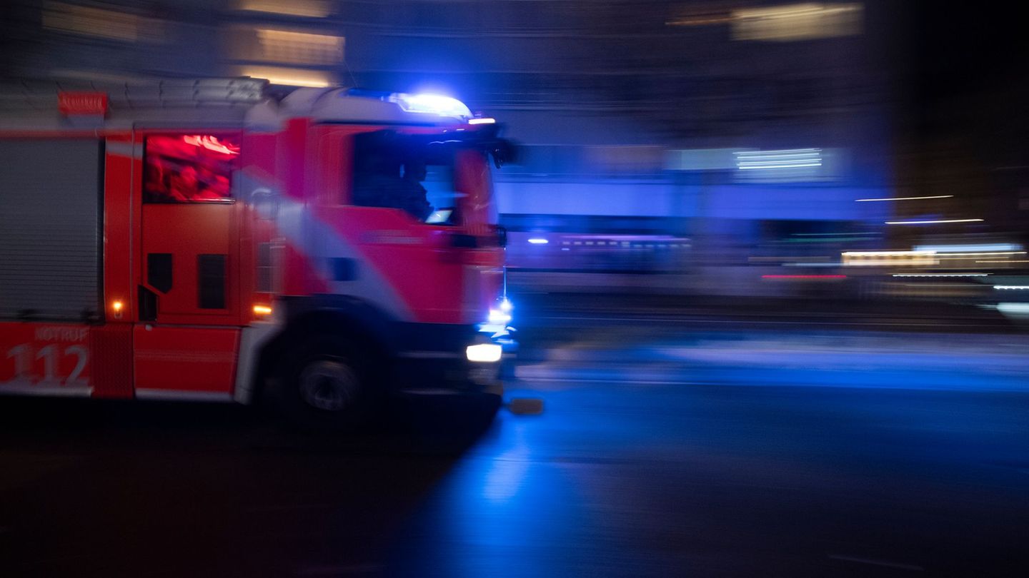 Die Feuerwehr rückte mit 30 Kräften an. (Symbolbild) Foto: Paul Zinken/dpa