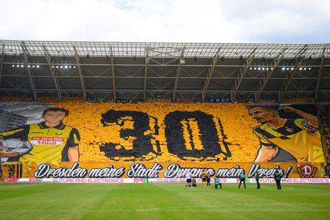 Die Fans im K-Block zeigen für Stefan Kutschke (Dynamo Dresden) zur Verabschiedung eine Choreographie. Foto: Robert Michael/dpa