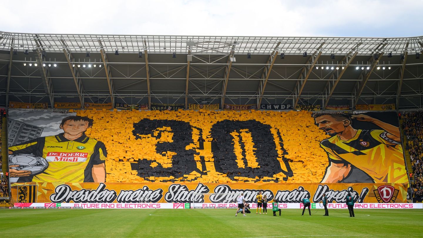 Die Fans im K-Block zeigen für Stefan Kutschke (Dynamo Dresden) zur Verabschiedung eine Choreographie. Foto: Robert Michael/dpa