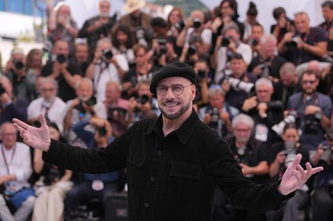 John Travolta stellt sich in Cannes des Fotografen