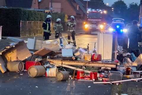 Die Reste eines völlig zerstörten Imbisswagens, der am frühen Morgen in Goch explodiert ist. Foto: Guido Schulmann/dpa